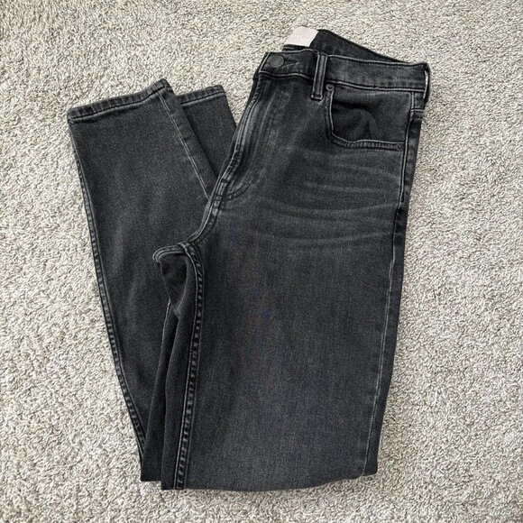 Everlane's iconic skinny straight jeans in the perfect black wash! - Picture 4 of 4